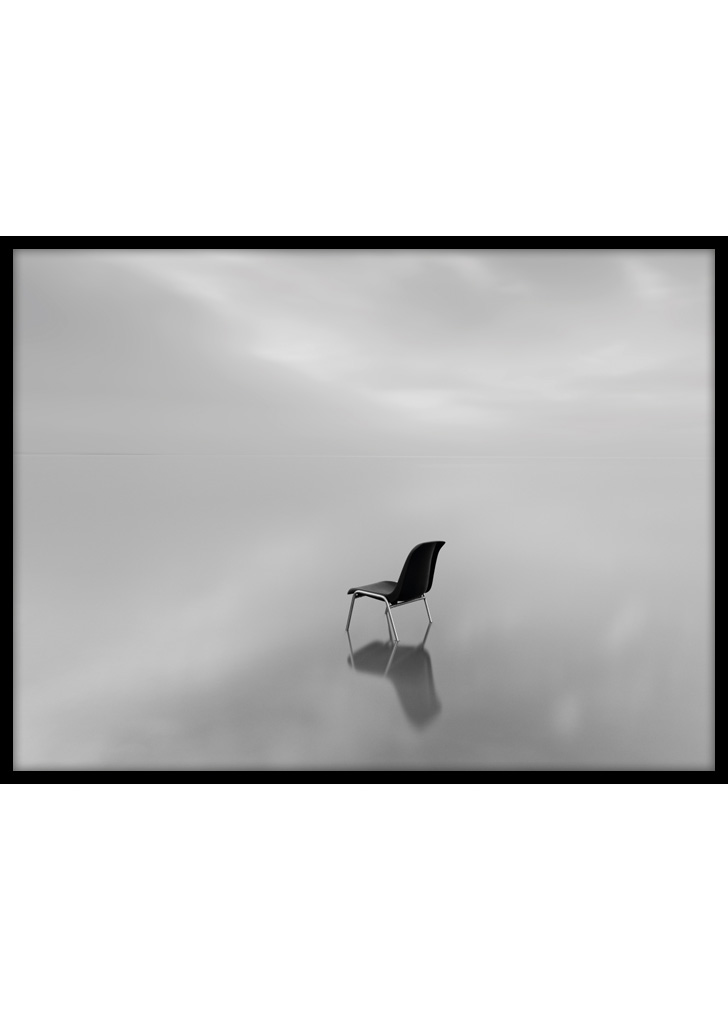 Plakat do salonu przedstawiający krzesło we mgle
